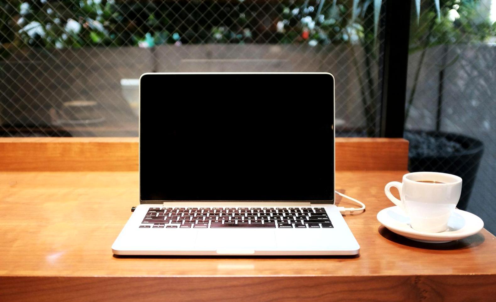 Analysephase der Finanzberatung mit detaillierten Dokumenten