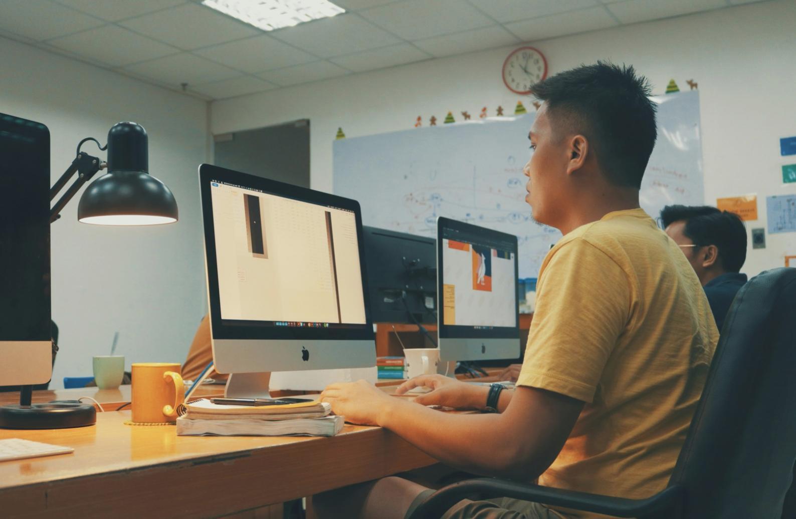 Professionelle Finanzunterlagen und Dokumente in der Bearbeitung