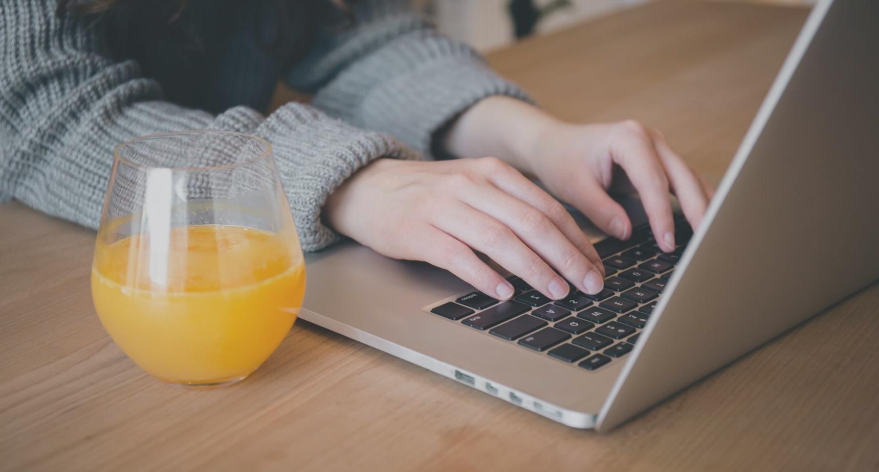 Beratungsgespräch im coraxenliva Büro mit persönlicher Atmosphäre